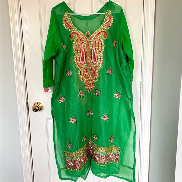 Indian Pakistani Green Salwar Kameez - Picture 2 of 7